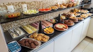 Een buffet met diverse gerechten en een koffiehoek.