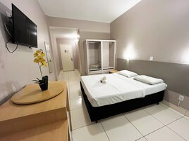 Minibar, escritorio, wifi gratis y ropa de cama 