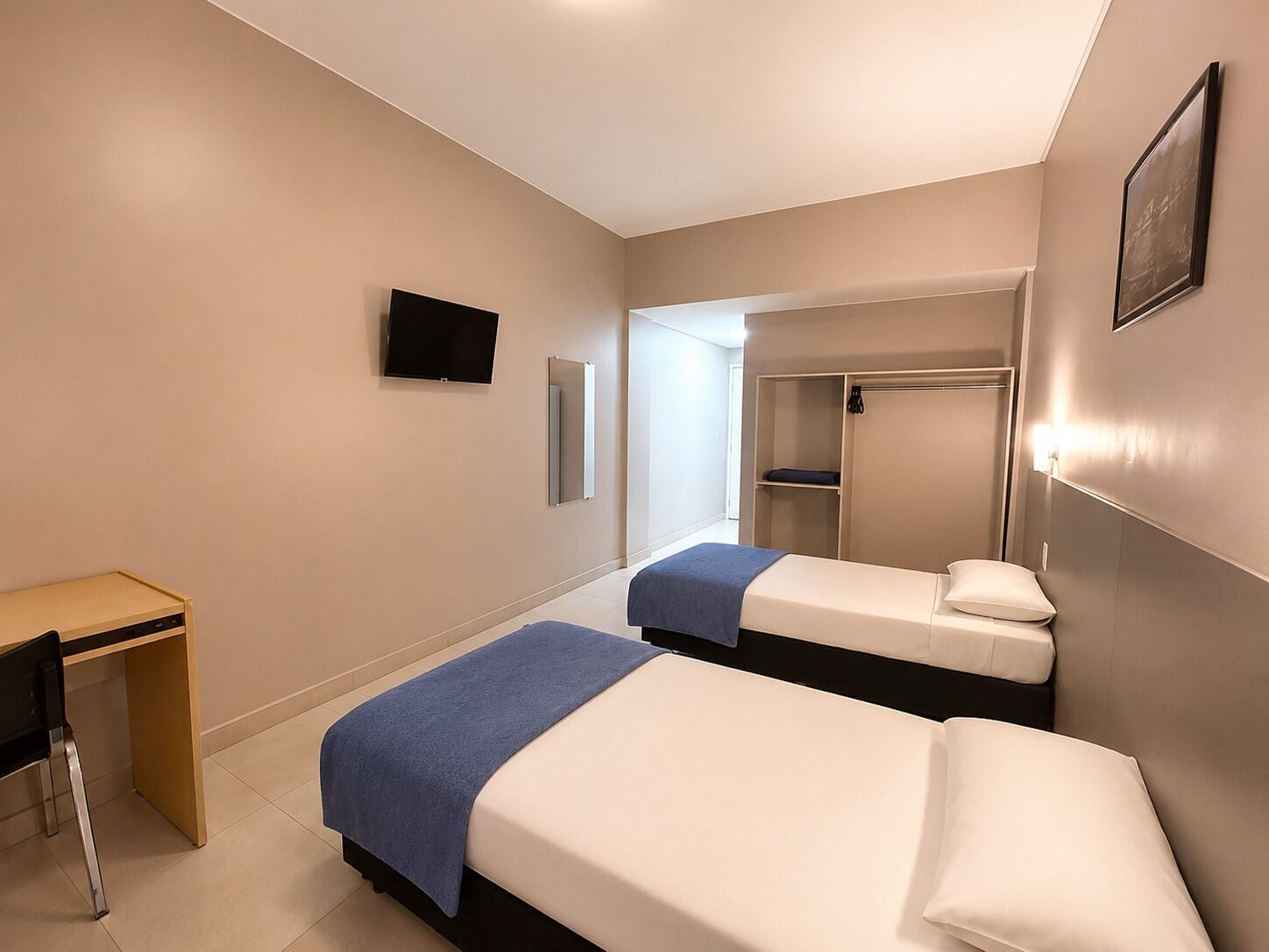 Minibar, escritorio, wifi gratis y ropa de cama 