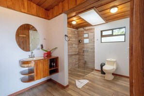 Shower, rainfall showerhead, free toiletries, towels - Hotel Holístico Monteverde (Monteverde)