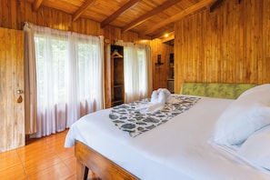 Chalet Deluxe - King Bed | Free WiFi, bed sheets