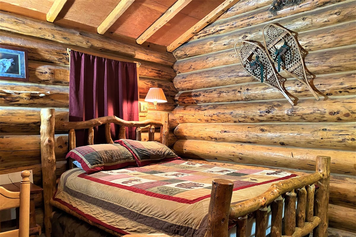 Burl Cabin (Shared Restroom) | Premium bedding, individually decorated, individually furnished