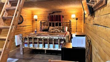 Eagle's Nest Cabin (Shared Restroom) | Premium bedding, individually decorated, individually furnished