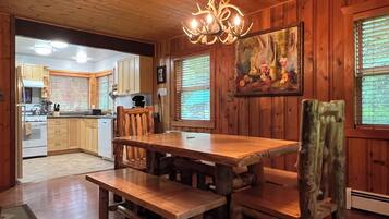 Huis, meerdere bedden, privébadkamer (Homestead Cabin) | Luxe beddengoed, individueel gedecoreerd, individueel gemeubileerd