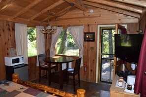 Spruce Cabin (Shared Restroom) | Literie de qualité supérieure, décoration personnalisée