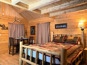 Yukon Cabin (Shared Restroom) | 高級寢具、獨特設計、獨特裝修、遮光窗簾/窗簾