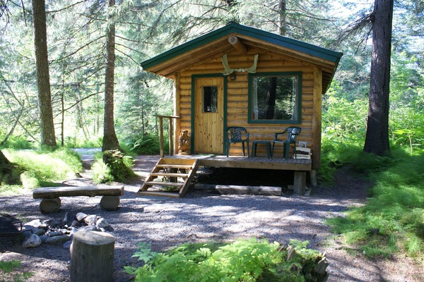Spruce Cabin (Shared Restroom) | Premium bedding, individually decorated, individually furnished