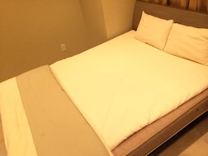 Habitación doble | Edredón, decoración personalizada, muebles diferentes y escritorio 