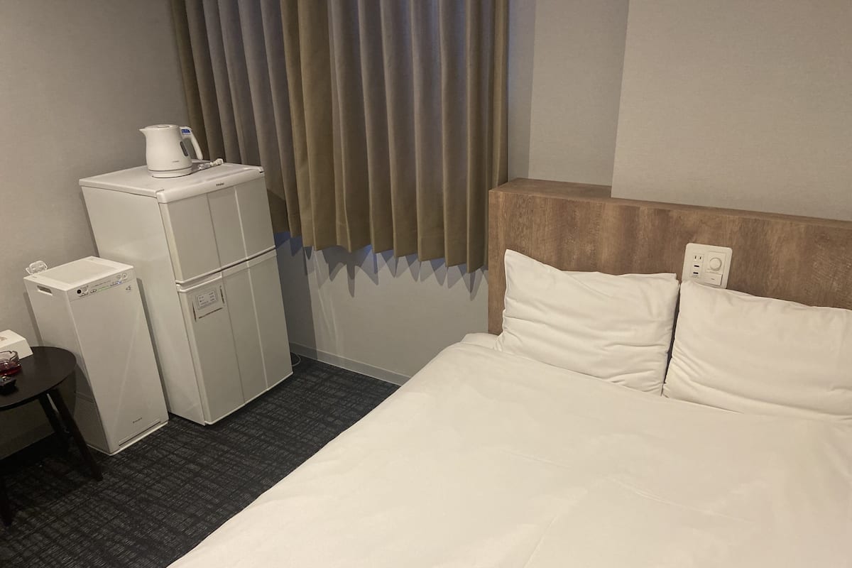 1 bedroom, individually decorated, individually furnished, desk