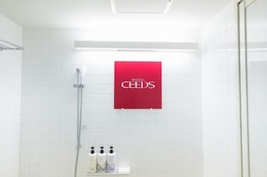 Duschwanne, Haartrockner, Hausschuhe, Toilette mit elektrischem Bidet
