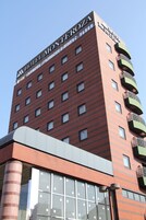 Un edificio de hotel de varios pisos con un cartel llamativo que dice "HOTEL MONTERROZA".