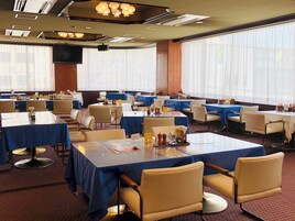 Breakfast and lunch served