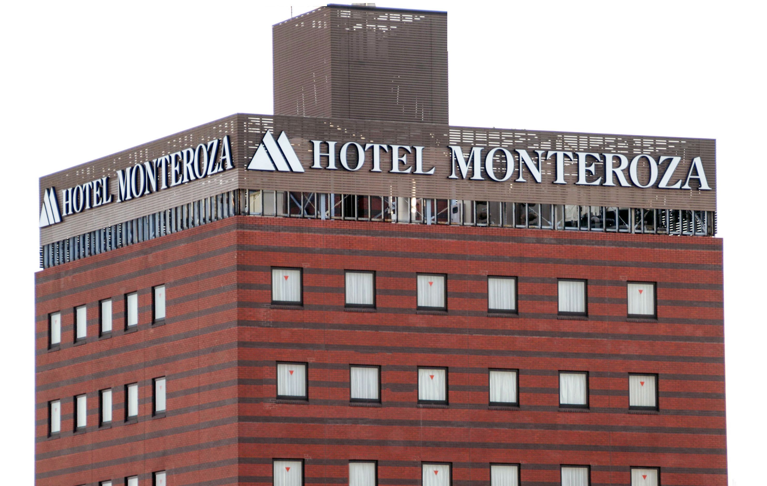 Un bâtiment d’hôtel dont la façade porte en lettres bien visibles l’inscription « Hotel Monterozá ».