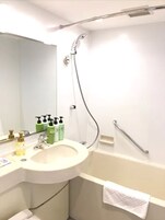 Combined shower/tub, deep soaking tub, free toiletries, hair dryer