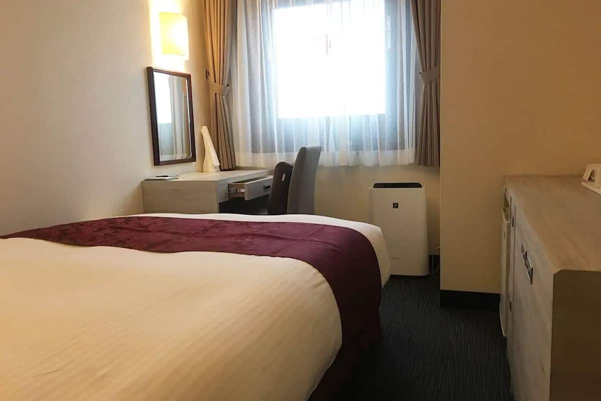 Premier Single Room, Non Smoking | Desk, free WiFi, bed sheets