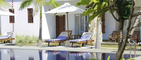 Piscine extérieure, parasols de plage, chaises longues