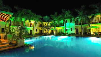 Una piscina al aire libre (de 08:00 a 20:00), sombrillas, tumbonas