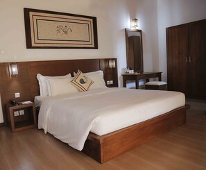 Egyptian cotton sheets, premium bedding, memory-foam beds, minibar - Tamarind Tree Hotel (Thissamaharama)