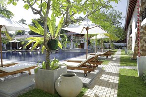 야외 수영장, 08:00 ~ 20:00 오픈, 수영장 파라솔, 일광욕 의자