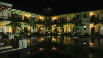 Fachada del alojamiento - Noche