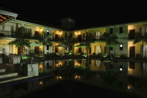 Fassade der Unterkunft – Abend/Nacht