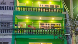 A two-story building with a green facade and a balcony. - Aree 's House (Hua Hin)