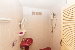 Un baño pequeño con inodoro, bidé y ducha.