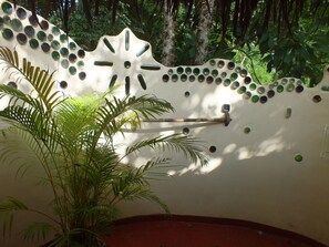 Round House ( Cave Room ) | Kamar mandi | Shower, perlengkapan mandi gratis, handuk, dan sampo