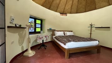 Round House ( Bamboo Room ) | Dundyner, memory foam-senger, individuelt dekorert og wi-fi (inkludert)