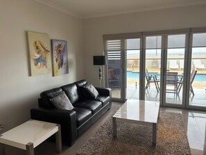 Mini-fridge, microwave, electric kettle, toaster - Bunbury Seaview Apartments (South Bunbury)