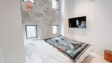Tabla de planchar con plancha, wifi gratis y ropa de cama
