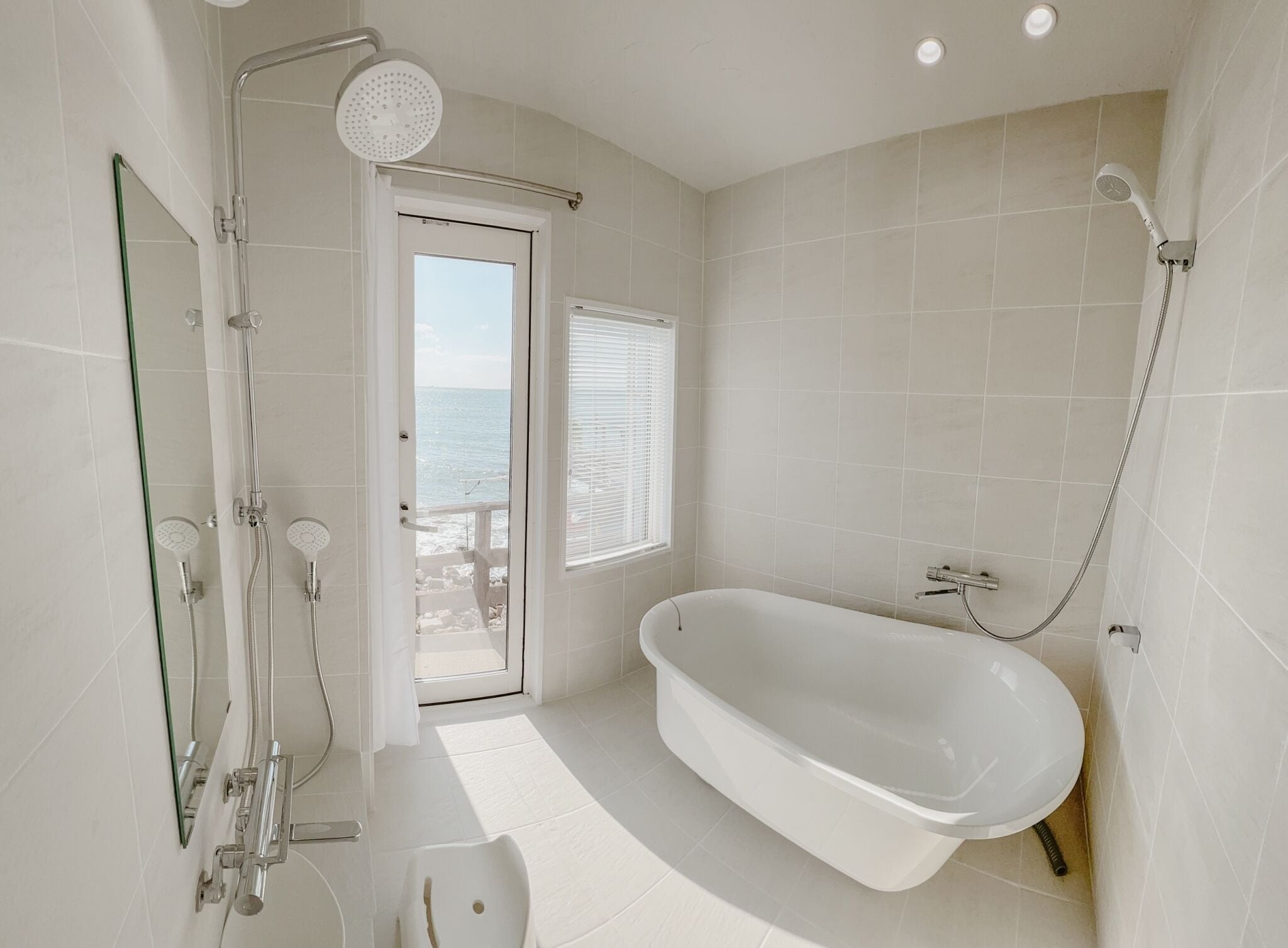 Habitación cuádruple de diseño, 1 cama de matrimonio con sofá cama, no fumadores, vistas a la playa | Baño | Artículos de higiene personal gratuitos, secador de pelo y zapatillas