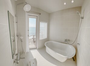 Habitación cuádruple de diseñador, 1 cama Queen size y sofá cama, para no fumadores | Baño | Amenidades de baño gratuitas, secadora de cabello, pantuflas 