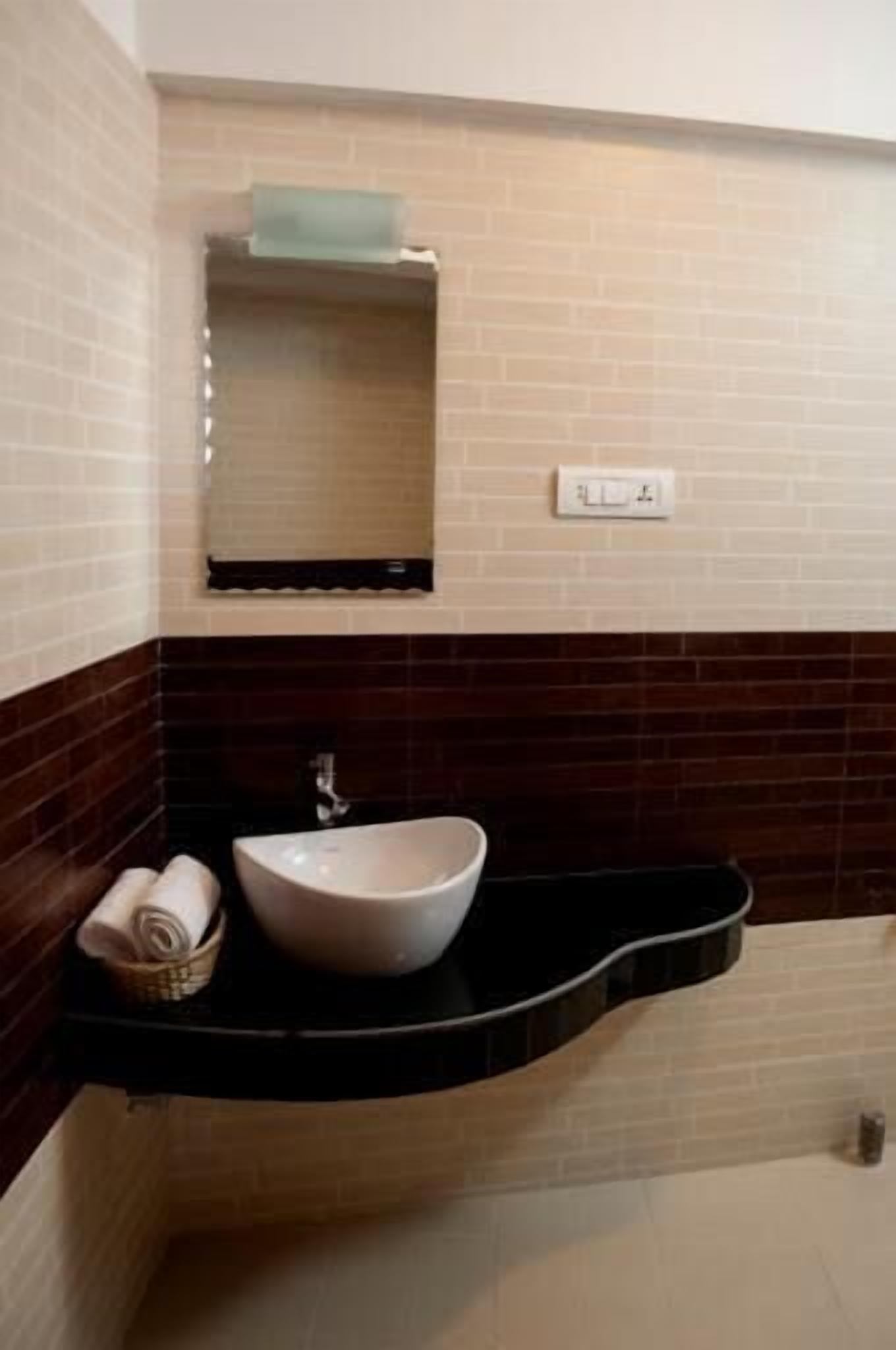 premium studio suite, 1 double bed, ensuite, mountain view | bathroom | shower, free toiletries, hair dryer