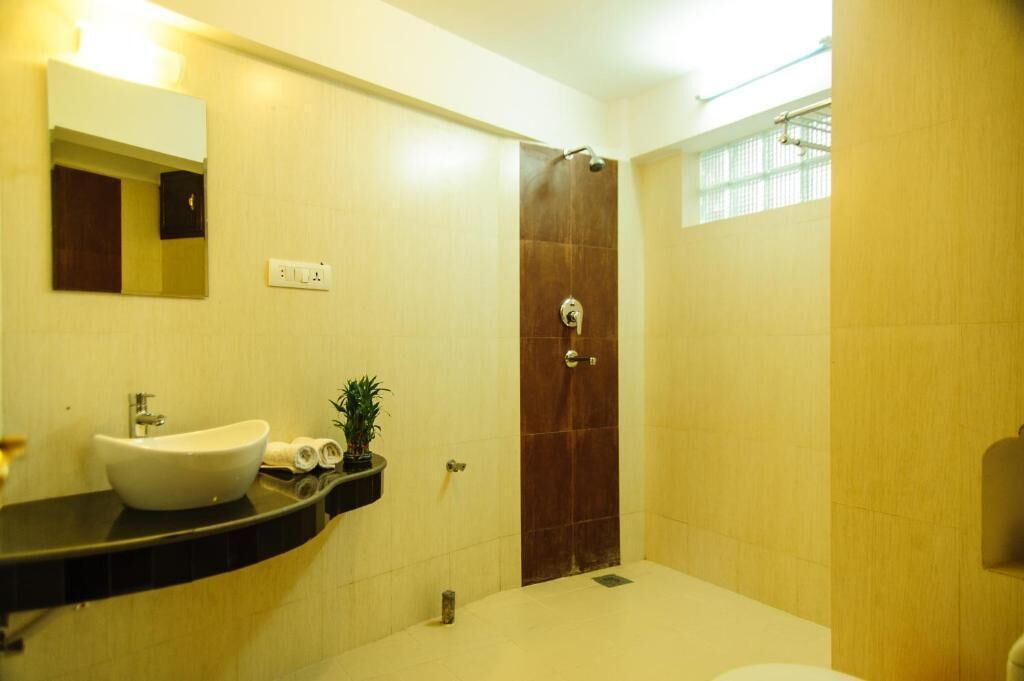 premium studio suite, 1 double bed, ensuite, mountain view | bathroom | shower, free toiletries, hair dryer