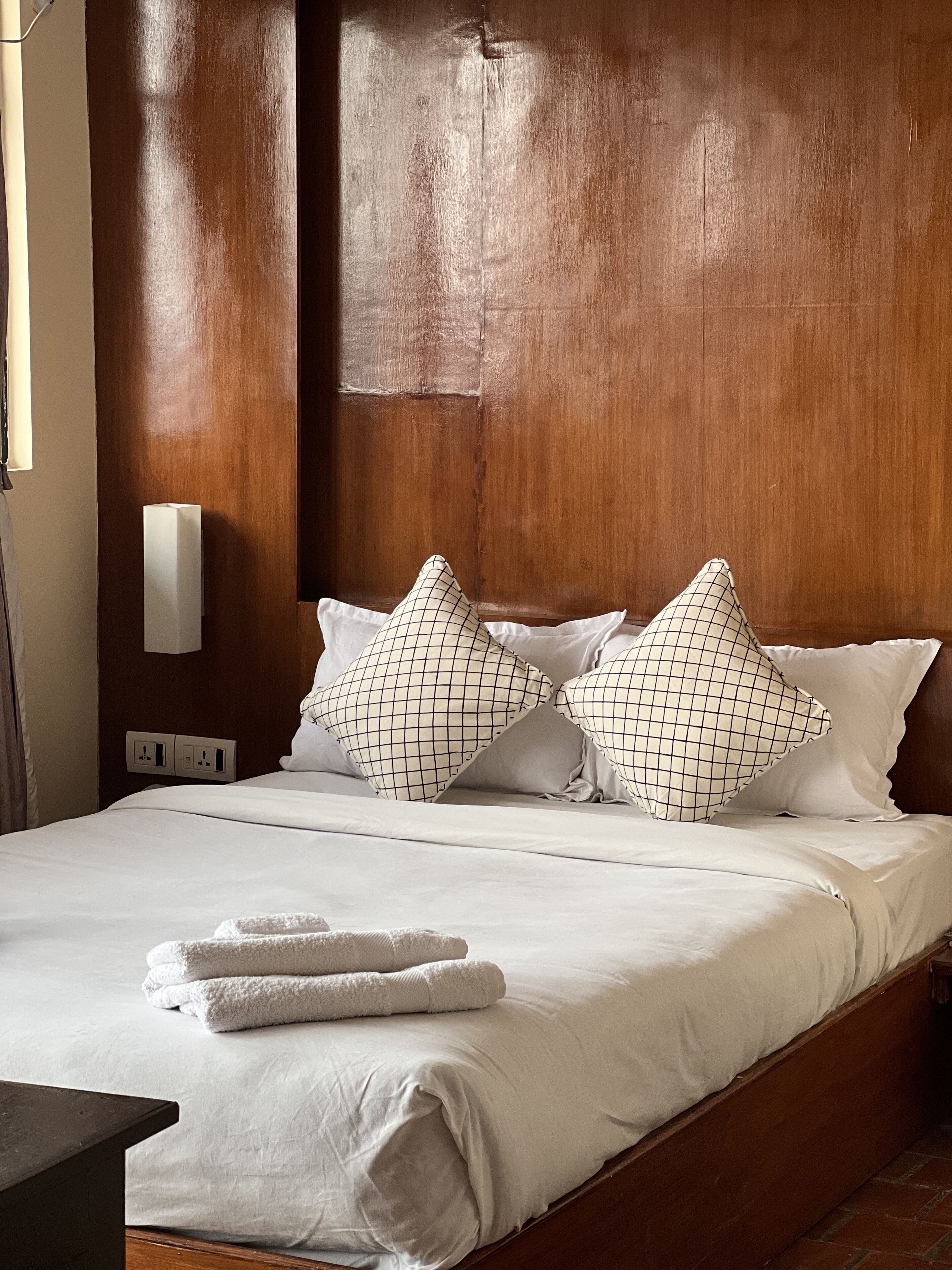 comfort studio, 1 queen bed, balcony, mountain view | iron/ironing board, rollaway beds, free wifi, bed sheets