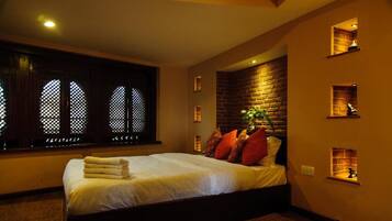 Suite estudio Premium, 1 cama matrimonial, baño en la habitación, vista a la montaña | Tabla de planchar con plancha, camas extra, wifi gratis y ropa de cama