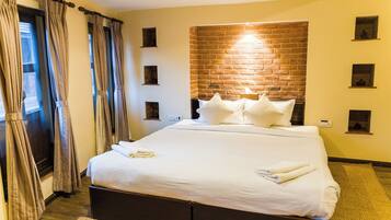 Suite estudio Premium, 1 cama matrimonial, baño en la habitación, vista a la montaña | Tabla de planchar con plancha, camas extra, wifi gratis y ropa de cama