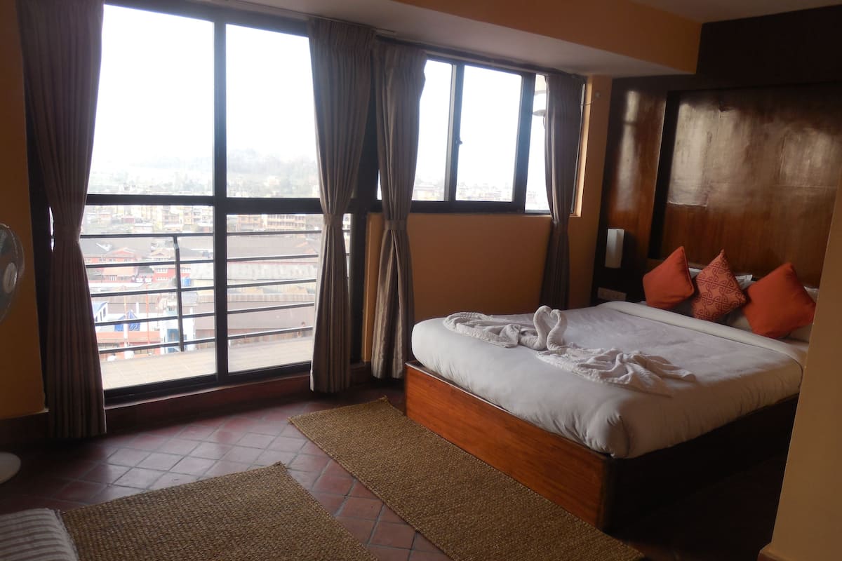 Comfort studio, 1 queensize bed, balkon, uitzicht op bergen | Een strijkplank/strijkijzer, extra bedden, gratis wifi, beddengoed