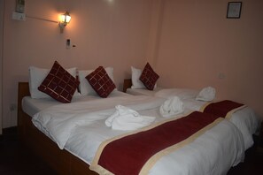 Habitación familiar | Caja de seguridad en la habitación y escritorio