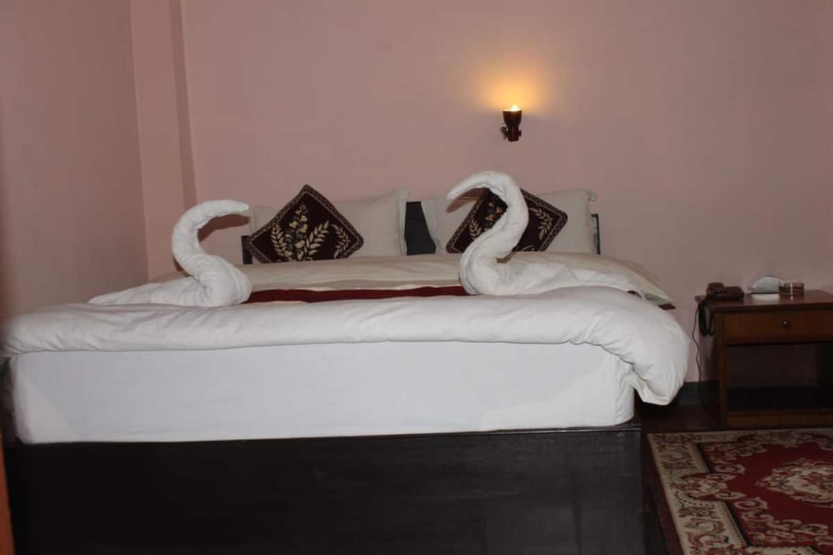 Deluxe Double Room, Multiple Beds, Bathtub