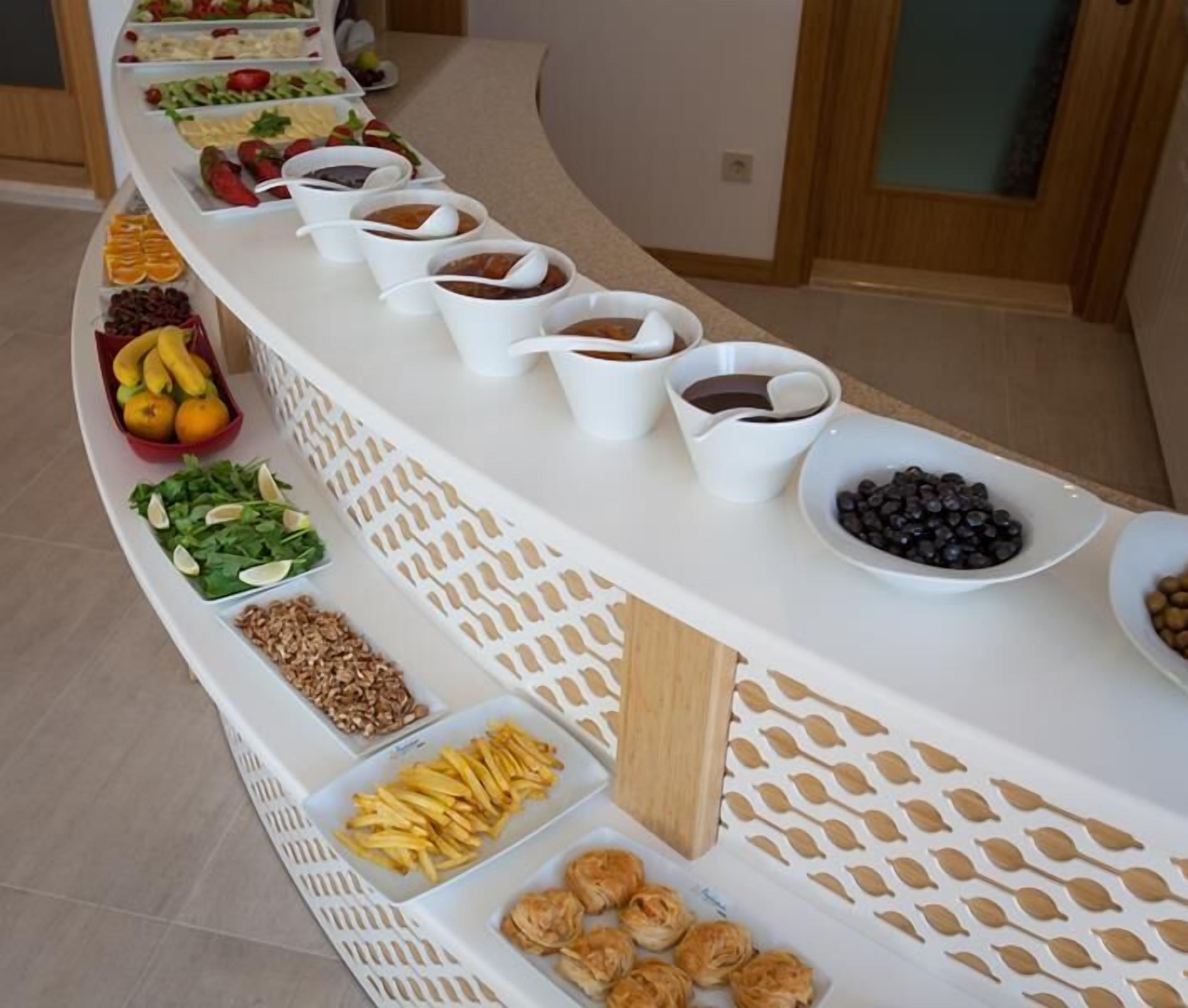 Una mesa de buffet con diversos alimentos y bebidas.