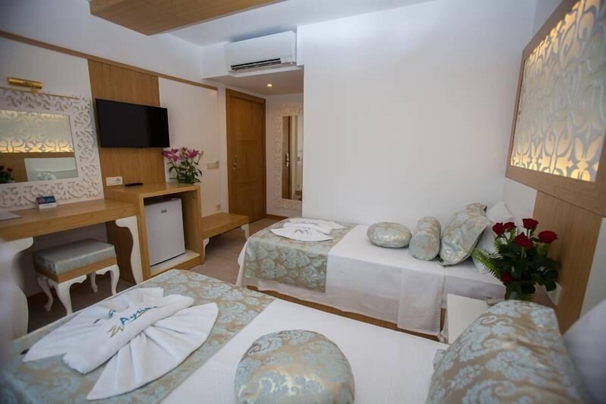 Deluxe Oda Iki Tek Kisilik Yatak, Yandan Deniz Manzarali | 객실 내 금고, 무료 WiFi, 침대 시트