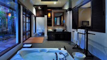 Pool Villa | Kamar mandi | Bathtub dan shower terpisah, perlengkapan mandi gratis, dan jubah mandi