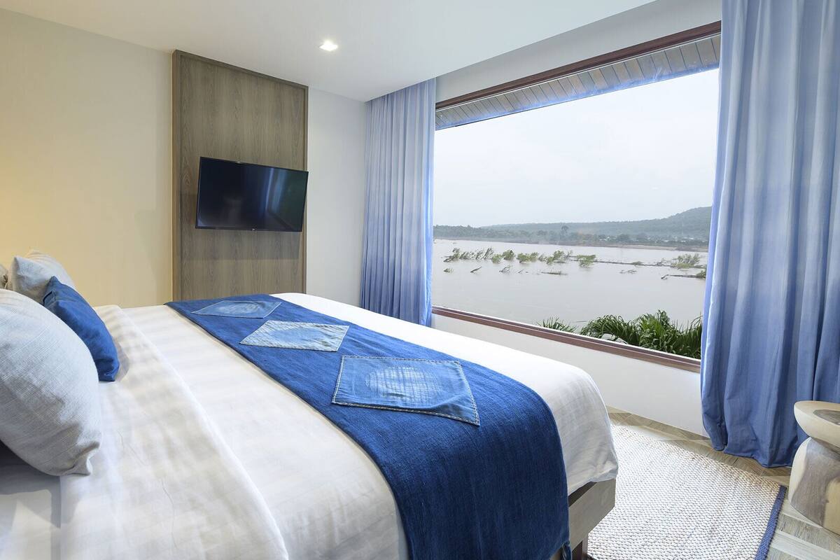 Deluxe King Suite | 1 bedroom, minibar, in-room safe, desk