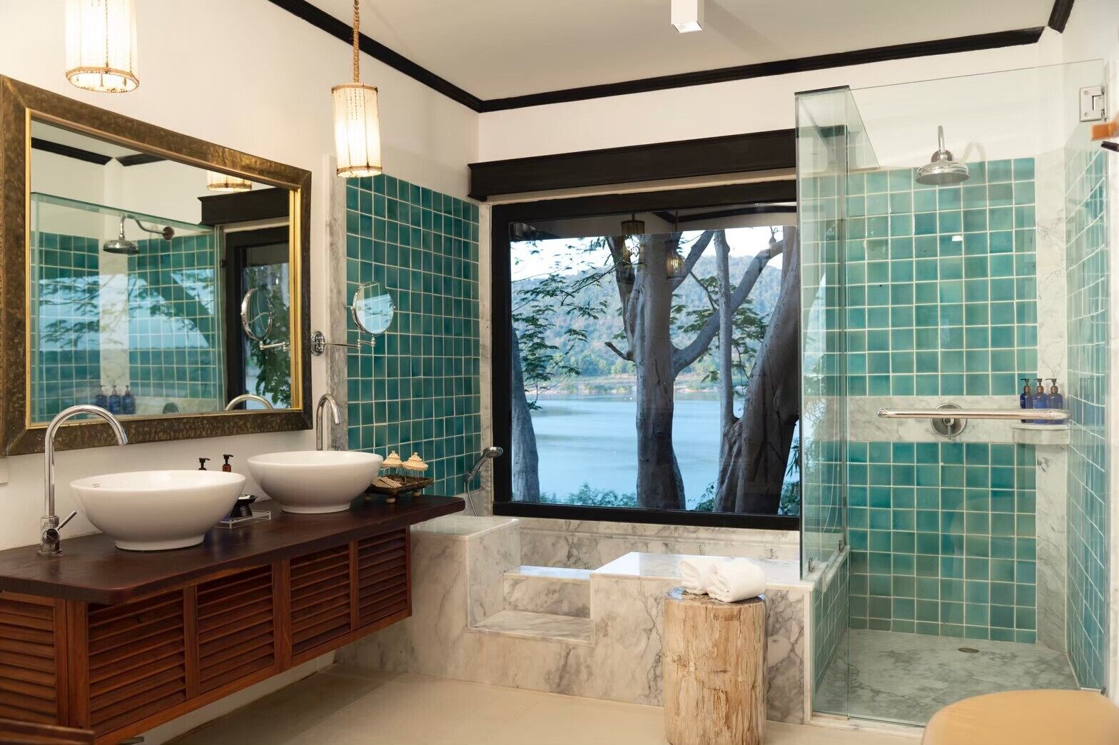 River Villa | Badkamer | Een aparte badkuip en douche, gratis toiletartikelen, badjassen