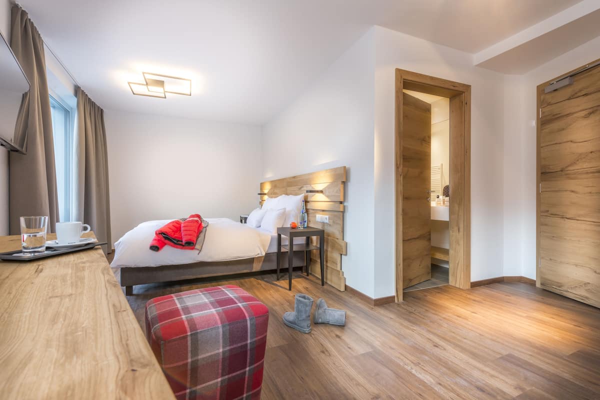 Double Room, Mountain View | In-room safe, desk, soundproofing, free WiFi
