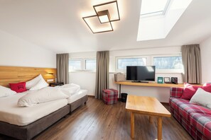 1 habitación, caja de seguridad en la habitación y escritorio