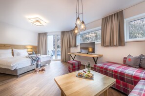 Dobbeltrom, fjellutsikt | Safe på rommet, skrivebord, lydisolert og wi-fi (inkludert)