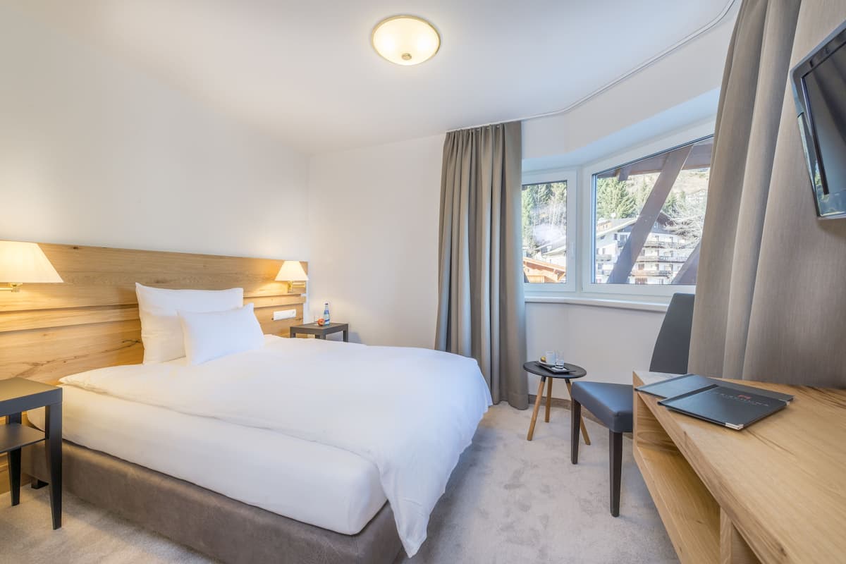 Single Room | In-room safe, soundproofing, WiFi (free), bed sheets